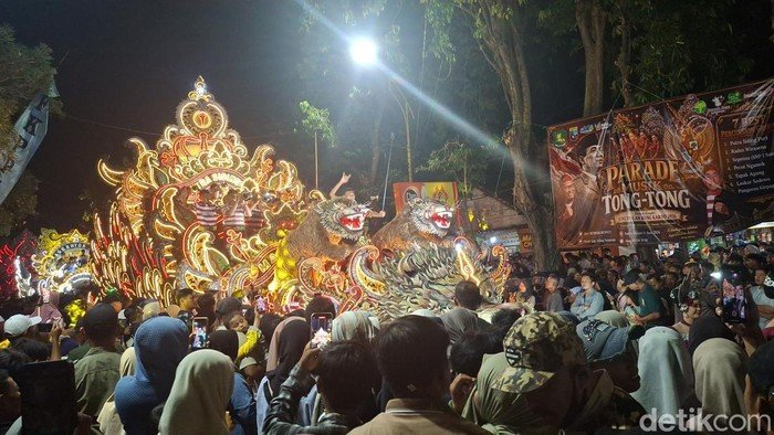 https://www.maduranetwork.id/public/uploads/images/newsimages/maannewsimage10062026_074933_warga-sumenep-meriahkan-parade-musik-tong-tong-dalam-rangka-bulan-bung-karno-1780790439357_169.jpeg